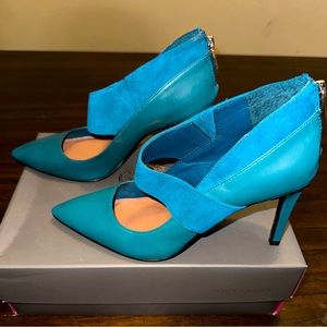 Vince Camuto Leather/Suede Teal Pumps. Light wear condition. Perfect Fall heels.